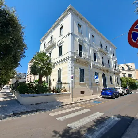 Palazzo Castellano לצ'ה