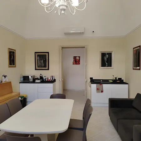 Palazzo Castellano לינה וארוחת בוקר לצ'ה